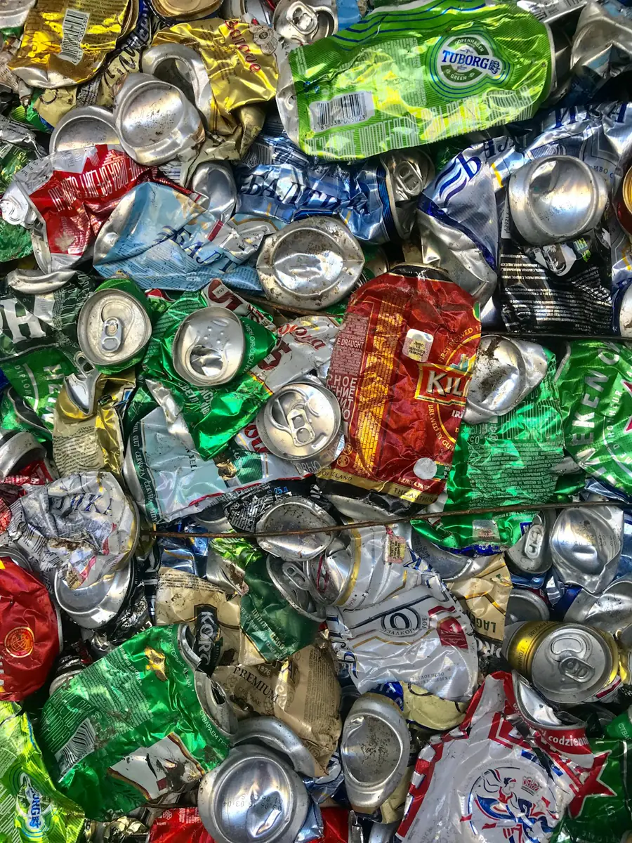 Latas de alumínio amassadas e compactadas para reciclagem